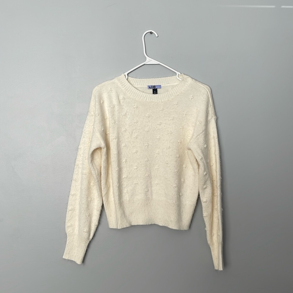 Vylette cream colored sweater size M and no damage or stains